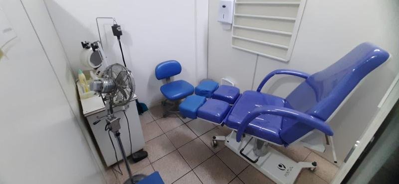 Sala de atendimento com poltrona podológica azul